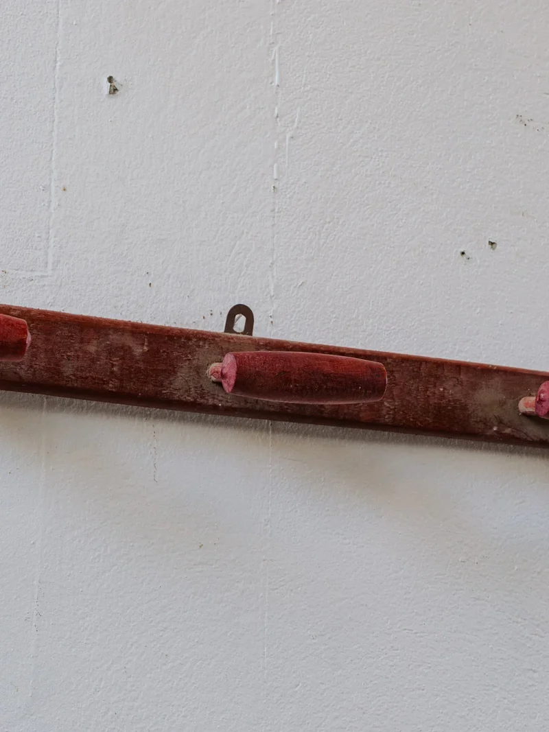 Max, le porte-manteau en bois rouge N°285