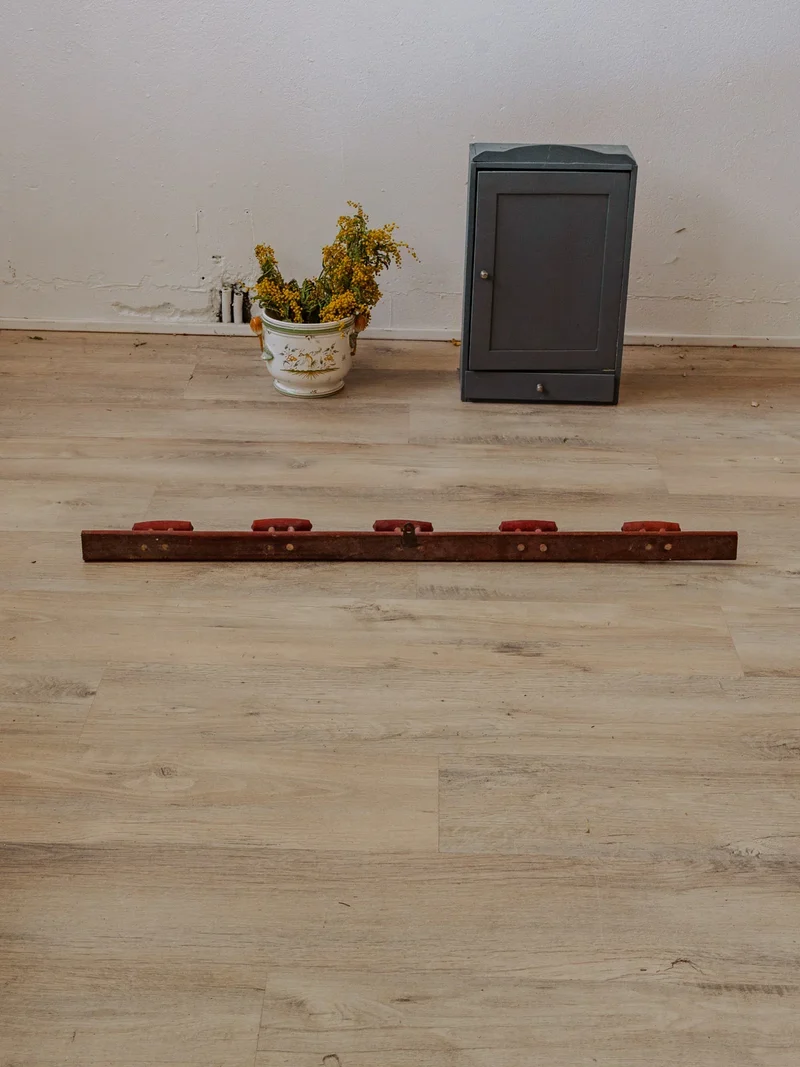Max, le porte-manteau en bois rouge N°285
