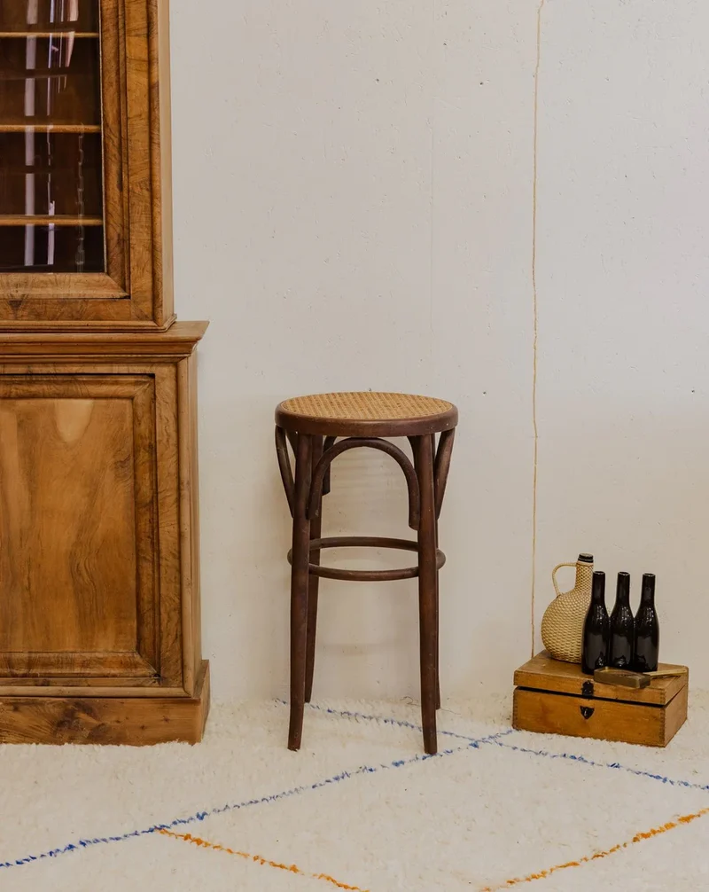 Gaston, le tabouret de bar en bois et cannage N°139