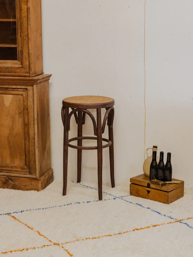 Gaston, le tabouret de bar en bois et cannage N°139