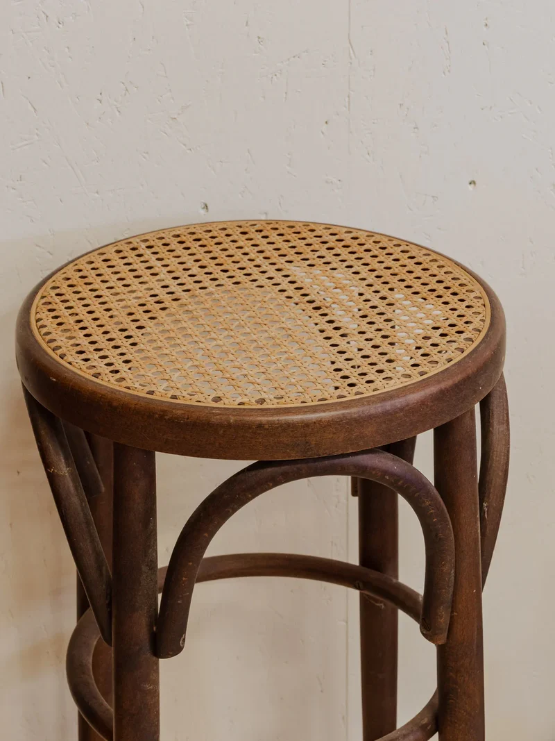 Gaston, le tabouret de bar en bois et cannage N°139