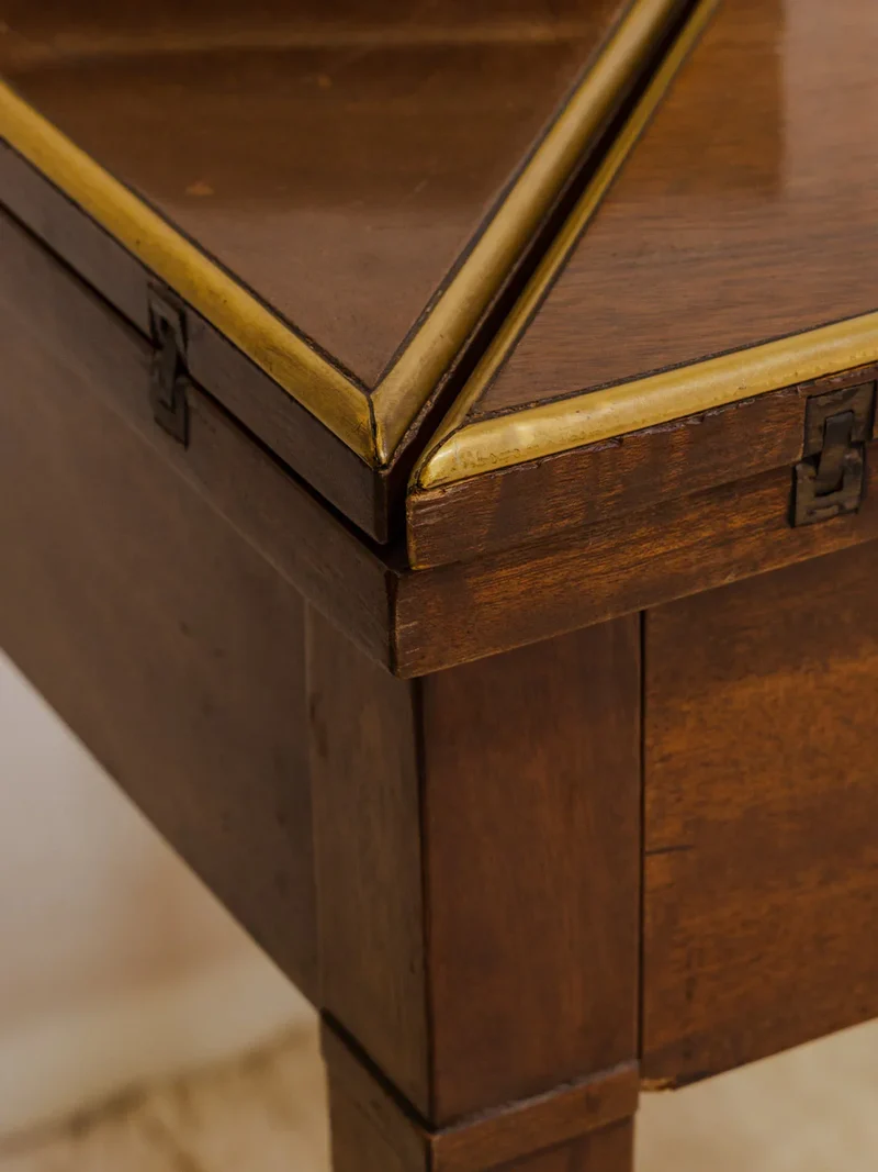 Billie, la table de jeux vintage en acajou N°7