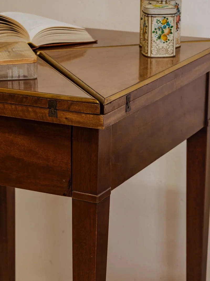 Billie, la table de jeux vintage en acajou N°7