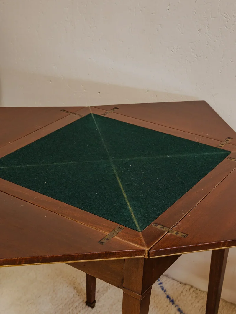 Billie, la table de jeux vintage en acajou N°7
