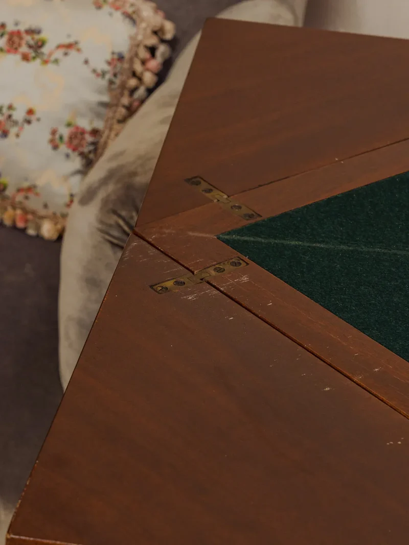 Billie, la table de jeux vintage en acajou N°7
