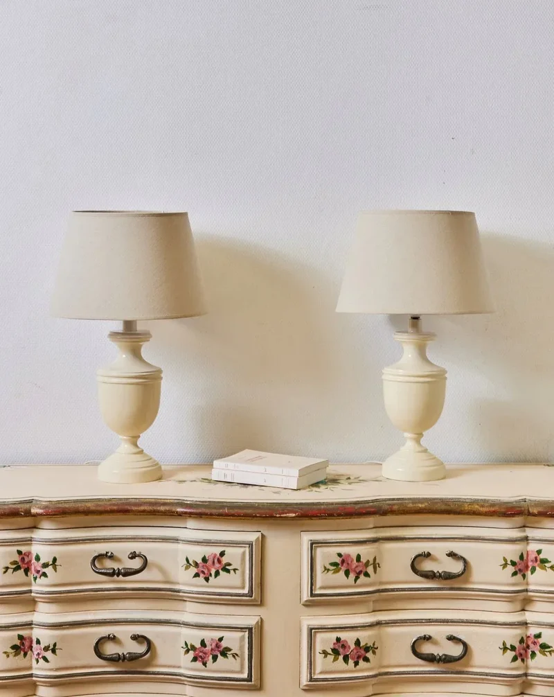 Suzanne, la paire de lampes à poser laqué ivoire N°503