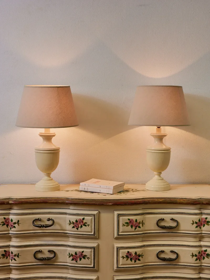 Suzanne, la paire de lampes à poser laqué ivoire N°503