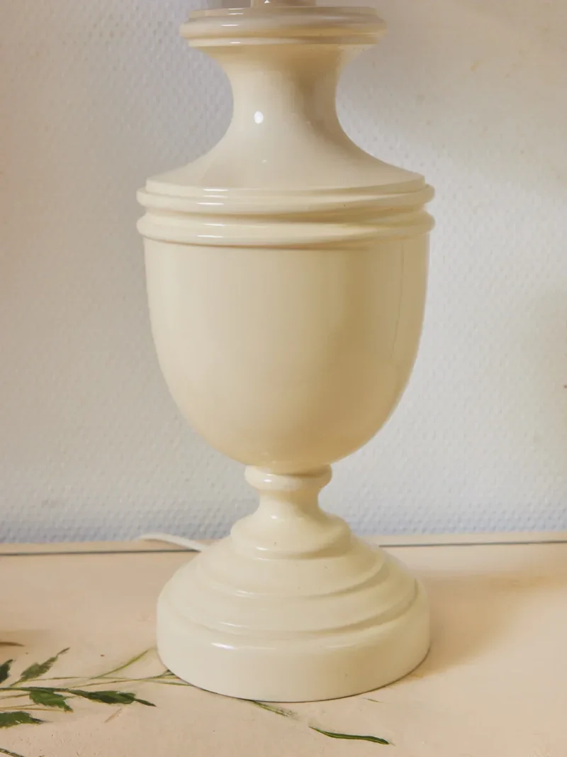 Suzanne, la paire de lampes à poser laqué ivoire N°503