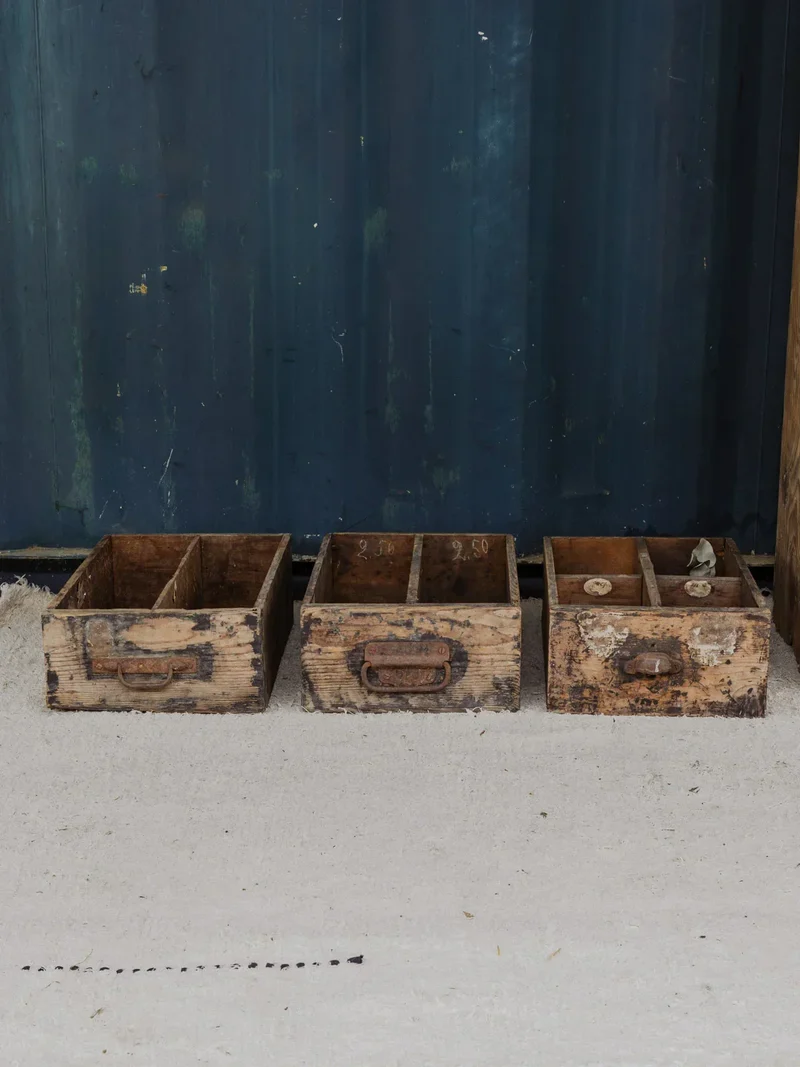 Ambroise, les trois caisses vintages en bois N°837