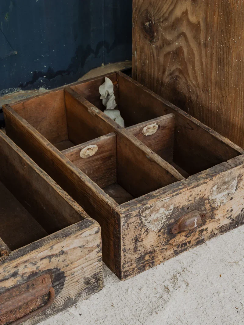 Ambroise, les trois caisses vintages en bois N°837