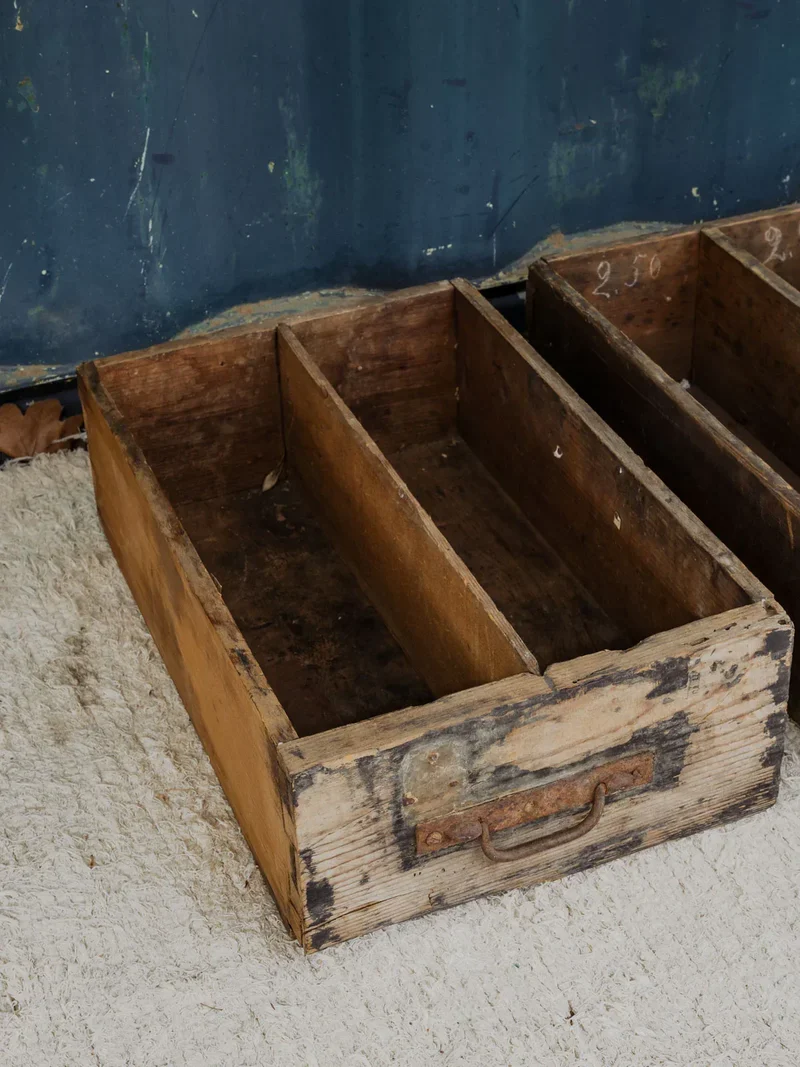 Ambroise, les trois caisses vintages en bois N°837