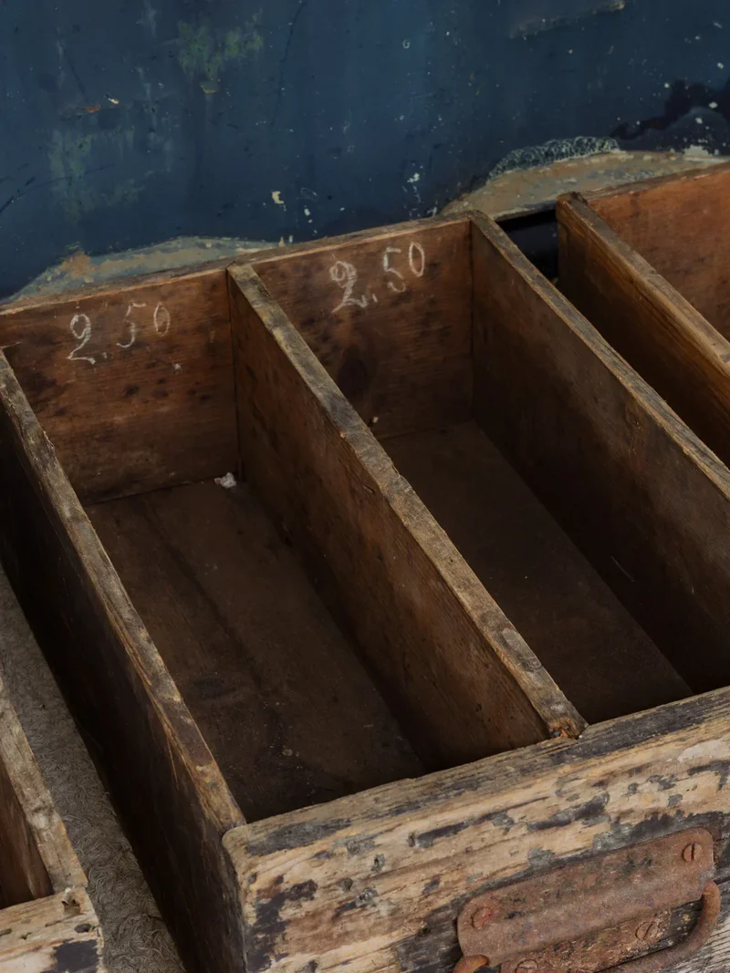 Ambroise, les trois caisses vintages en bois N°837
