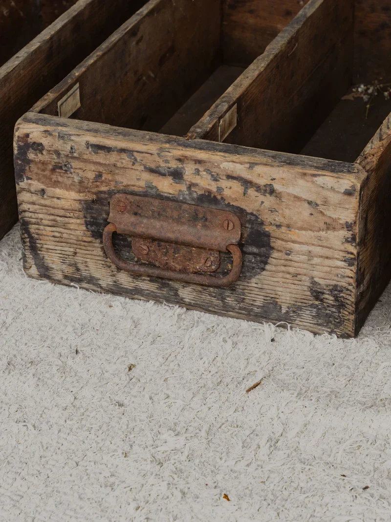 Ambroise, les trois caisses vintages en bois N°837