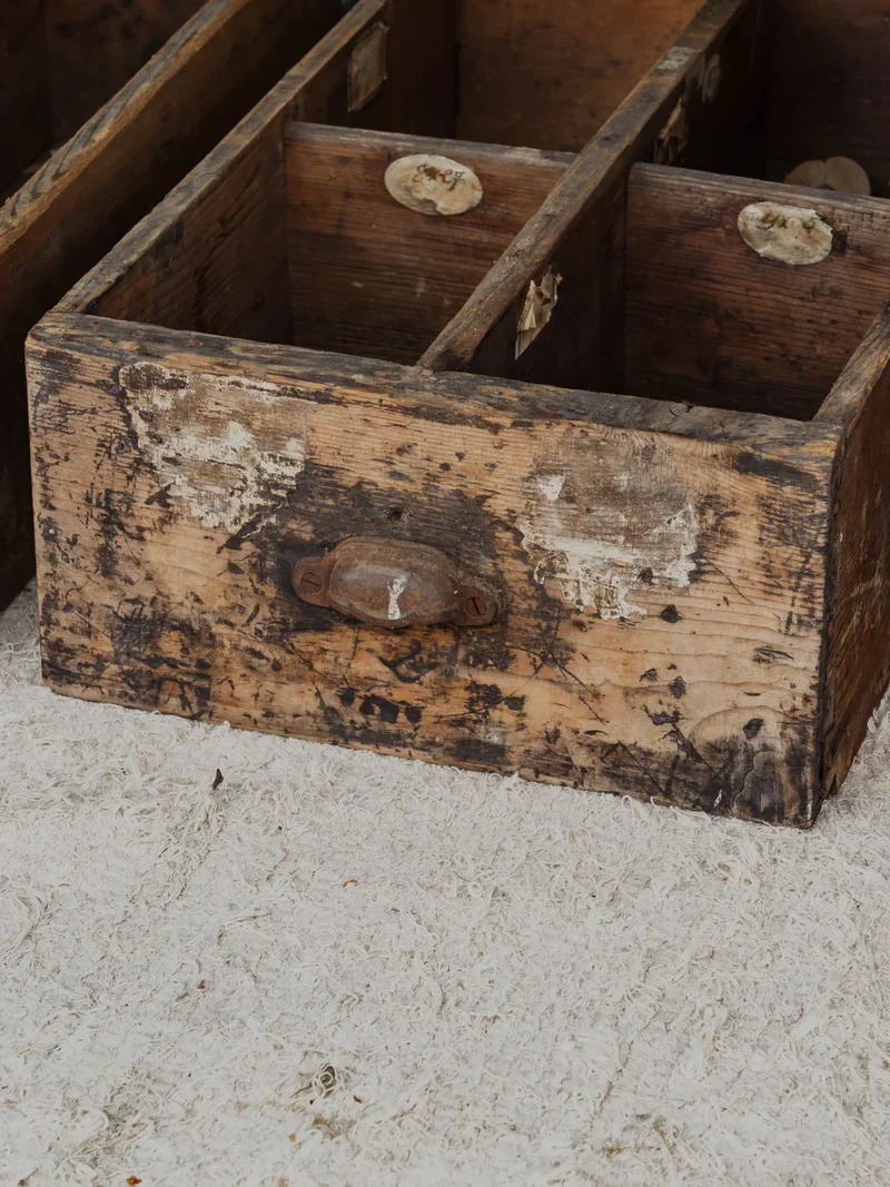 Ambroise, les trois caisses vintages en bois N°837