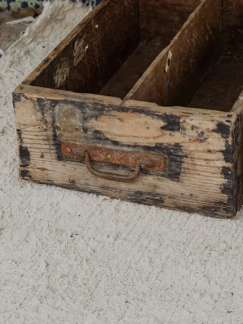Ambroise, les trois caisses vintages en bois N°837