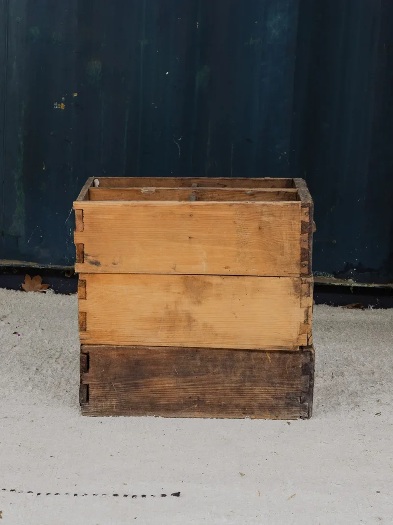 Ambroise, les trois caisses vintages en bois N°837