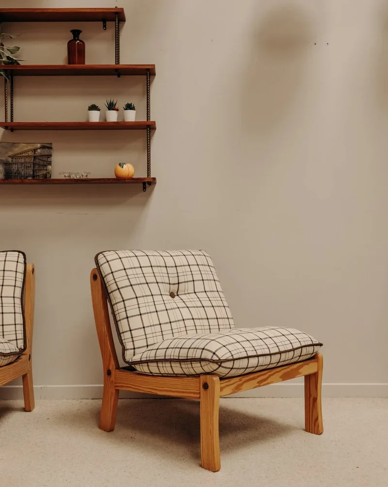 Jakob, le fauteuil en bois et en tissu N°881