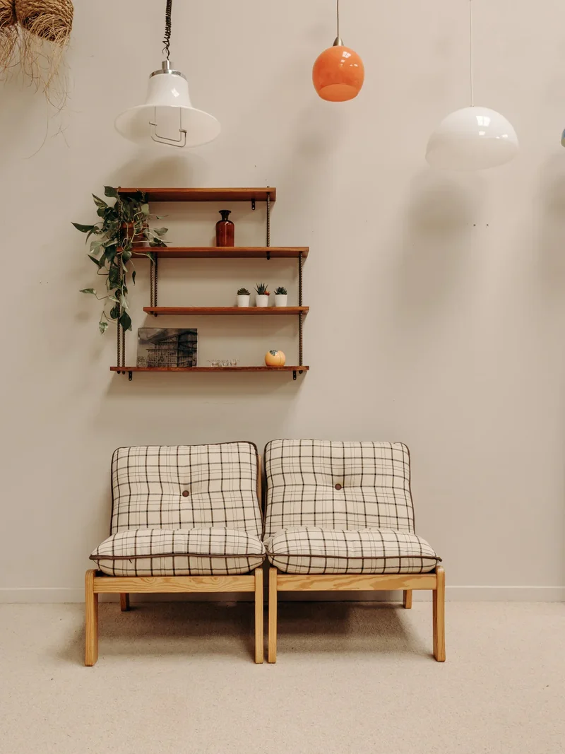 Jakob, le fauteuil en bois et en tissu N°881
