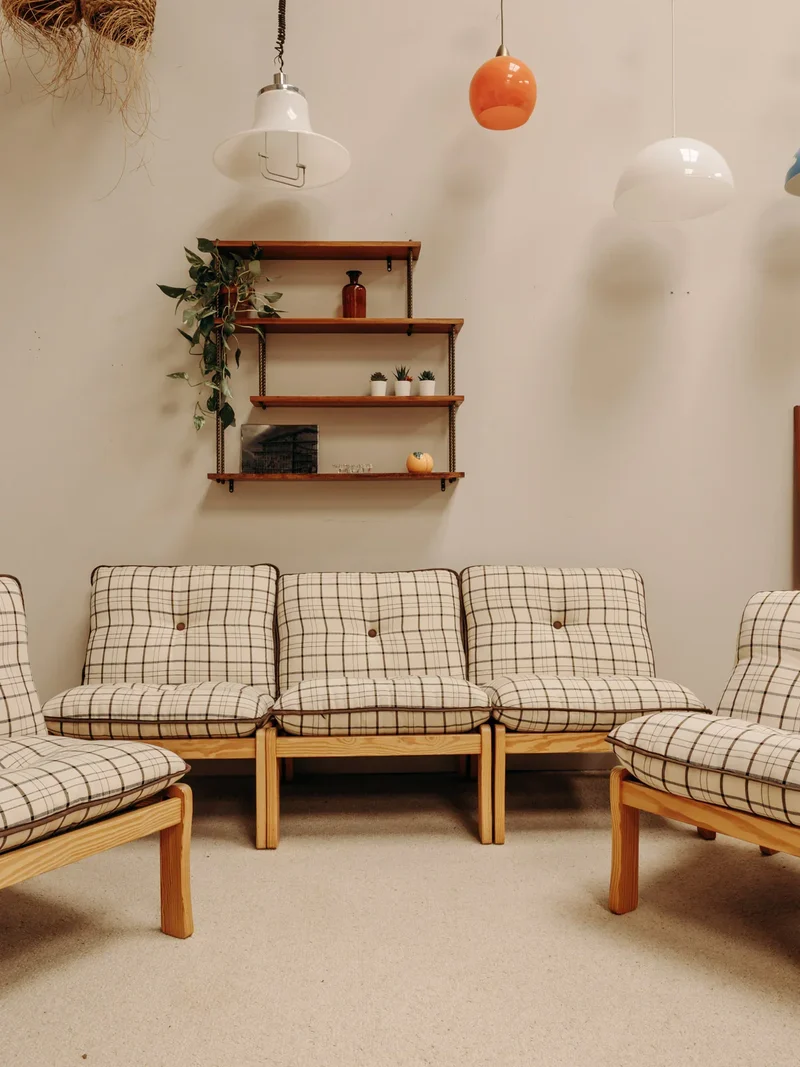 Jakob, le fauteuil en bois et en tissu N°881