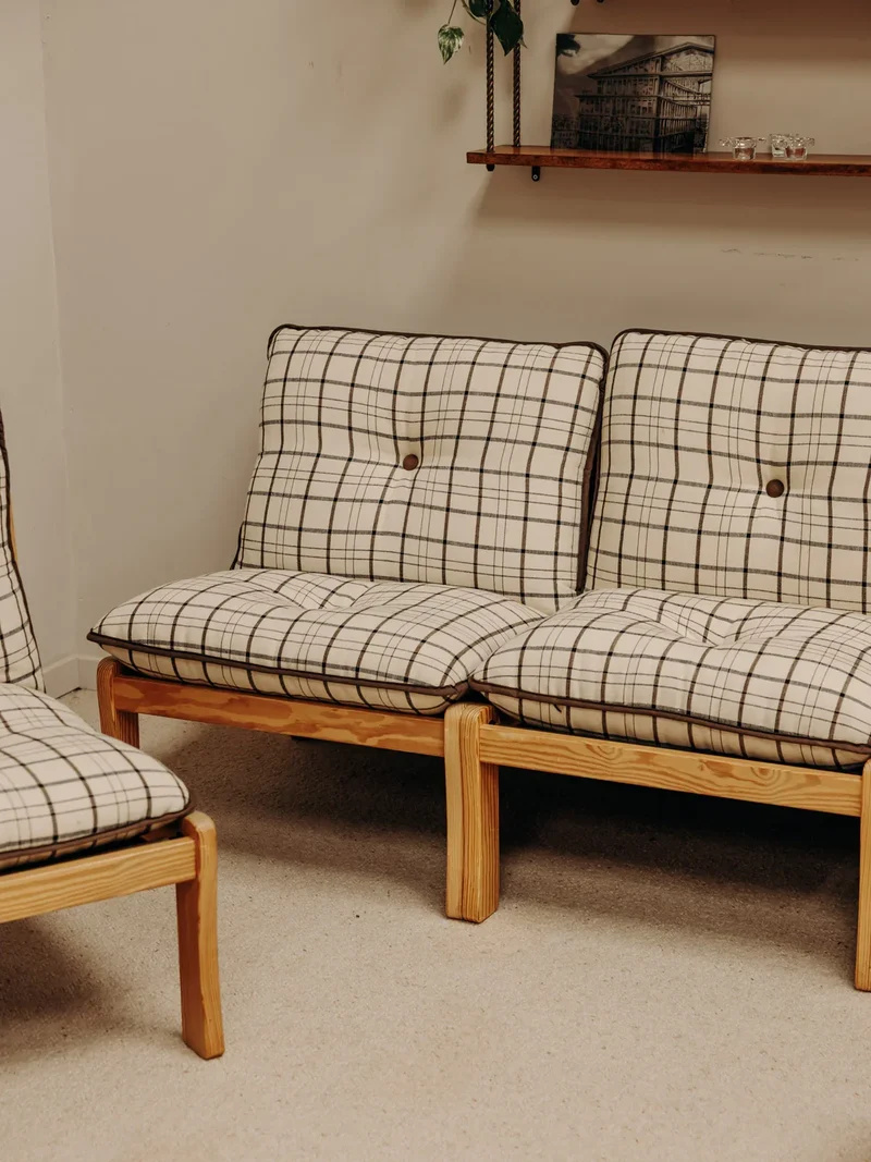 Jakob, le fauteuil en bois et en tissu N°881