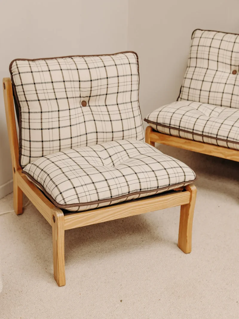 Jakob, le fauteuil en bois et en tissu N°881