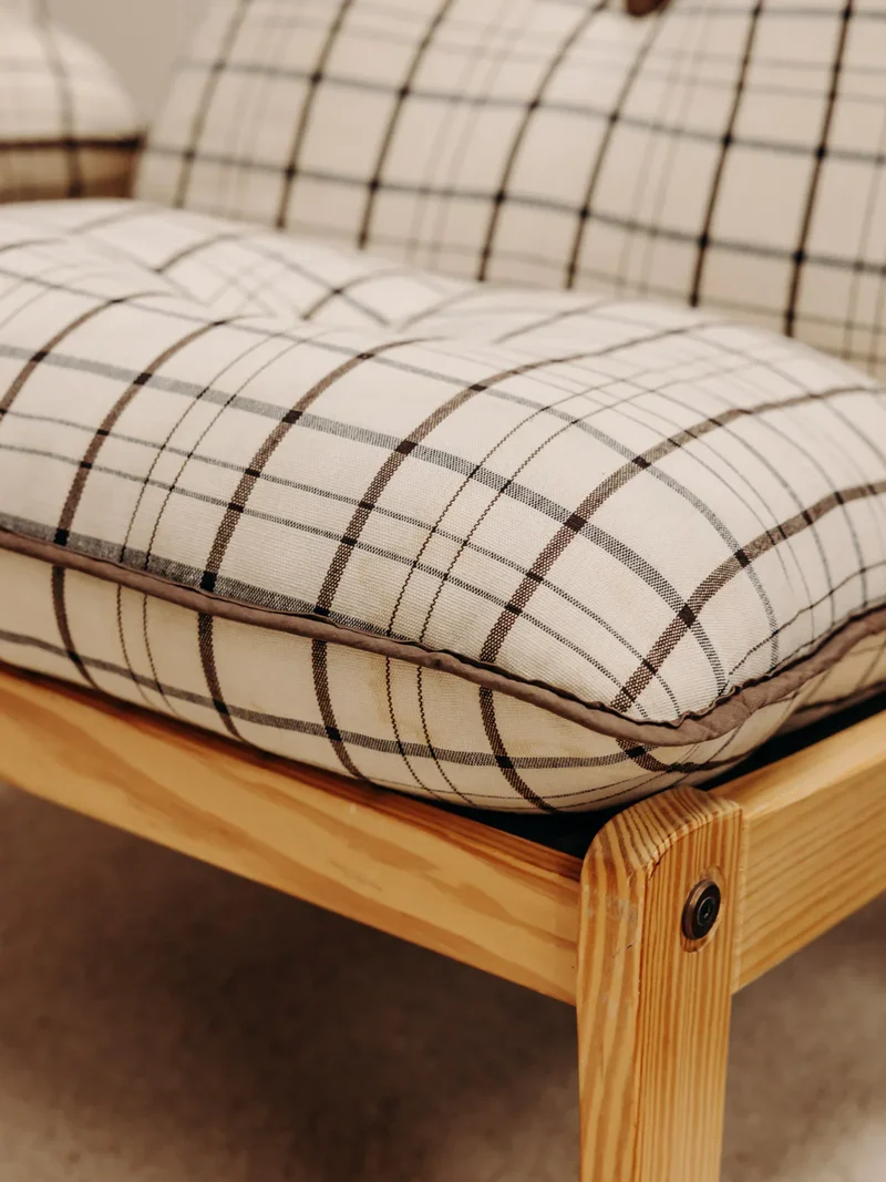 Jakob, le fauteuil en bois et en tissu N°881