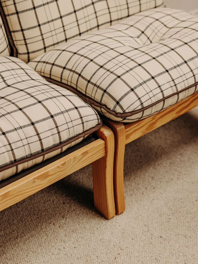 Jakob, le fauteuil en bois et en tissu N°881