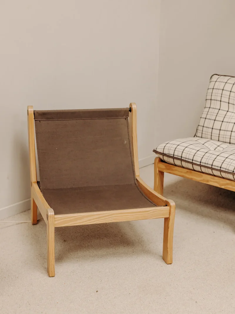 Jakob, le fauteuil en bois et en tissu N°881