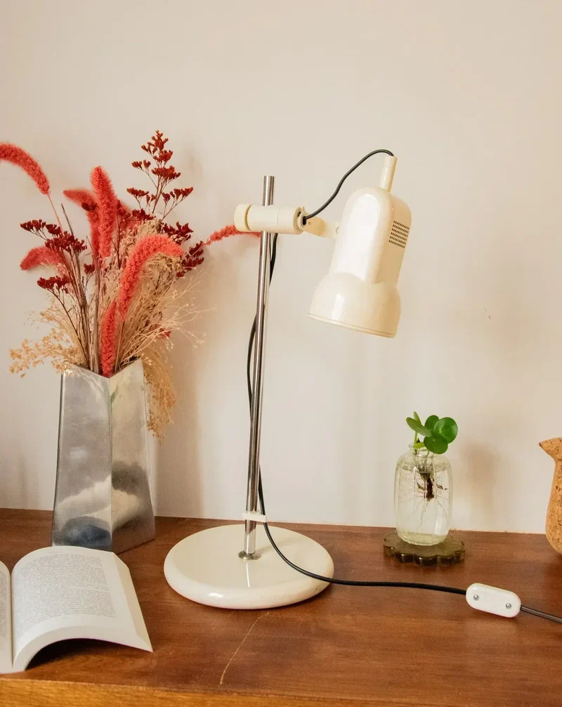 Julia, la grande lampe en métal laqué N°781