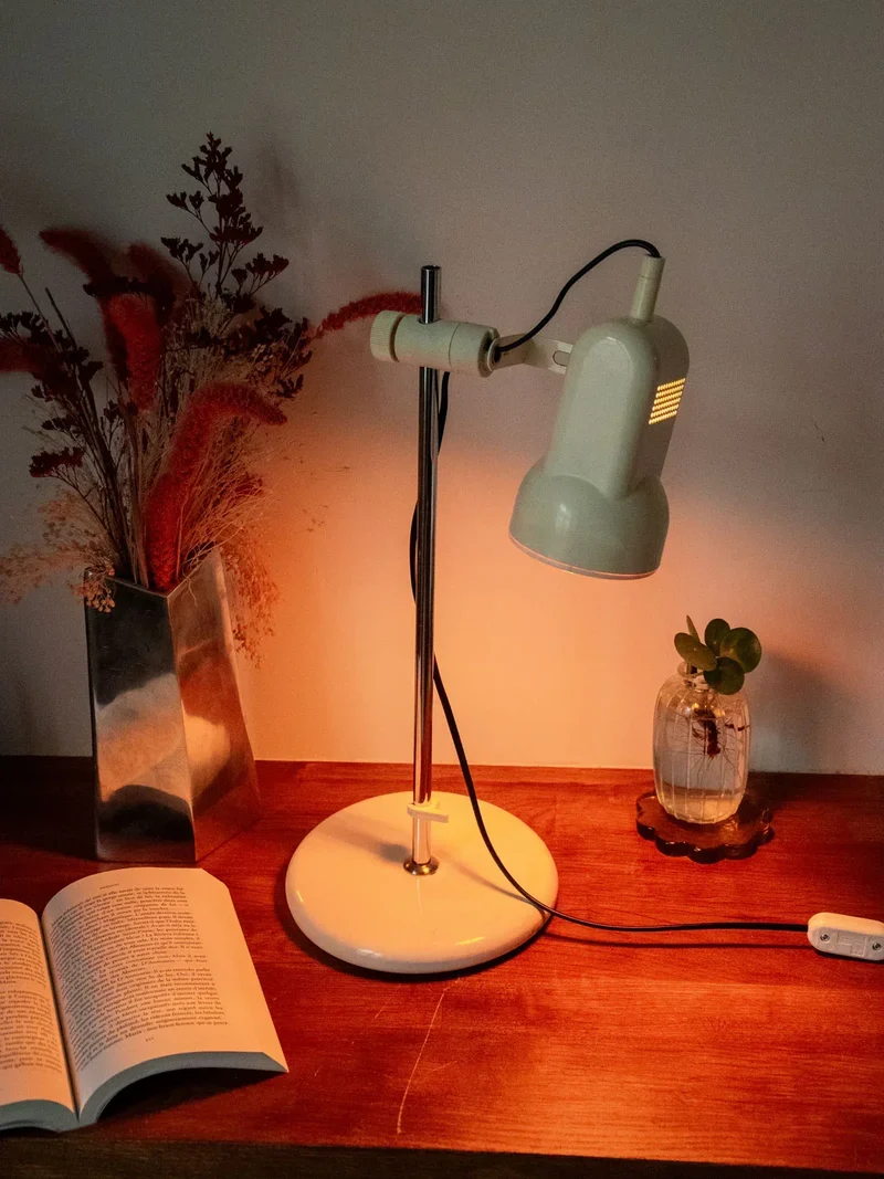 Julia, la grande lampe en métal laqué N°781