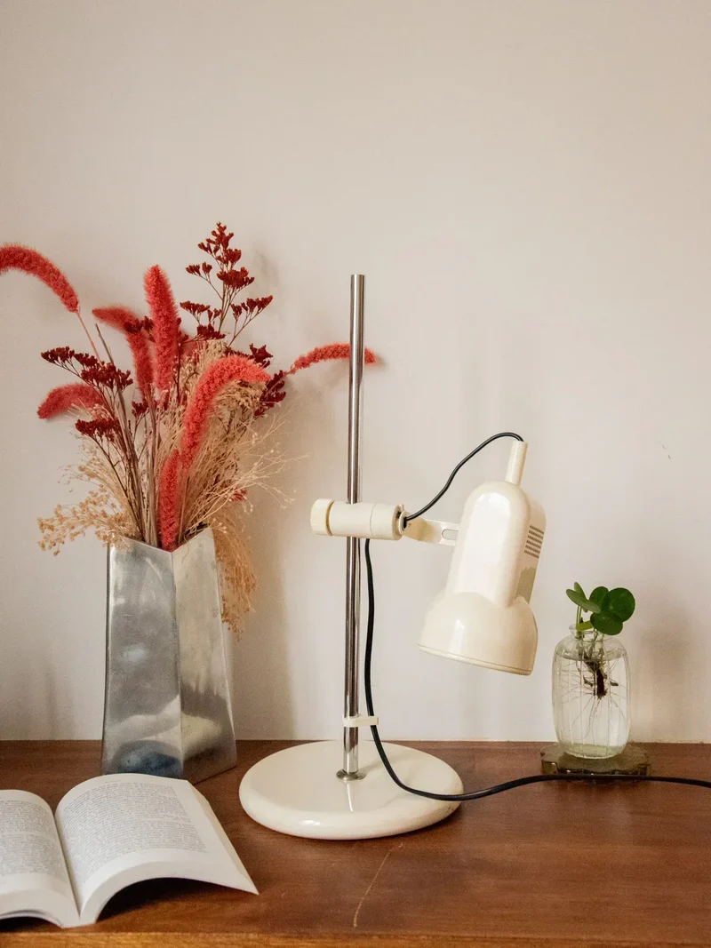 Julia, la grande lampe en métal laqué N°781