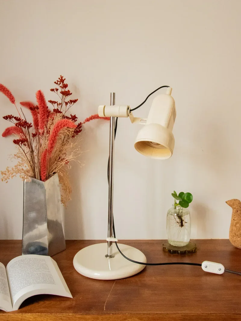 Julia, la grande lampe en métal laqué N°781