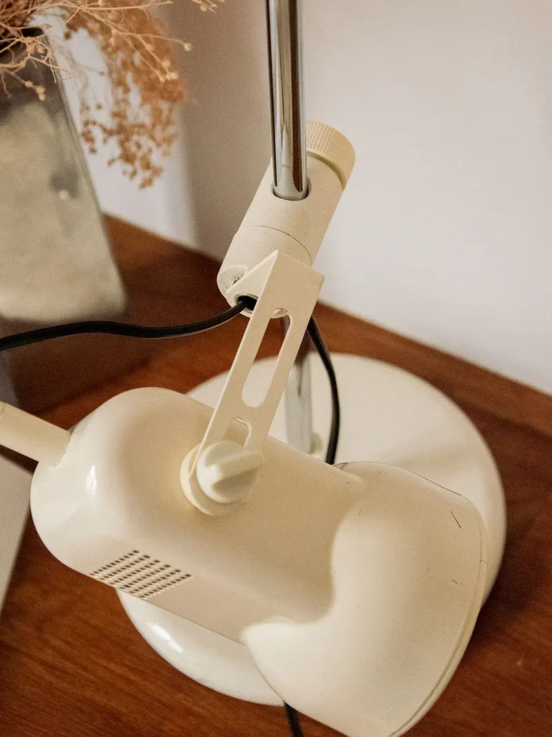 Julia, la grande lampe en métal laqué N°781