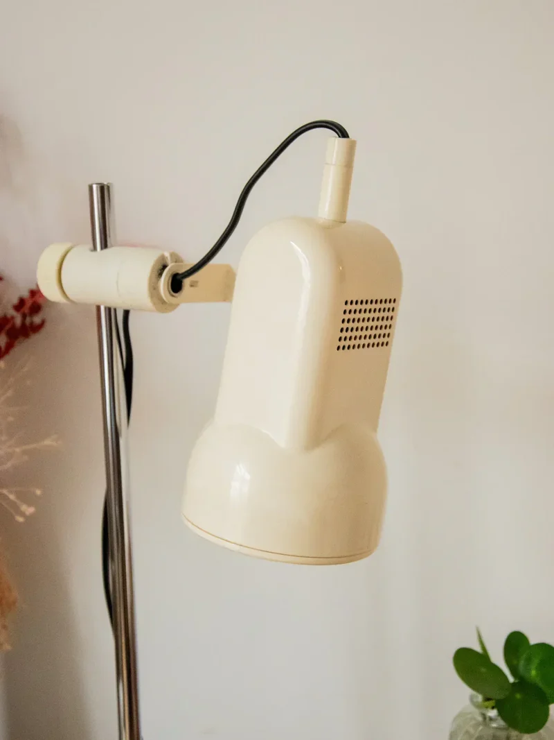 Julia, la grande lampe en métal laqué N°781