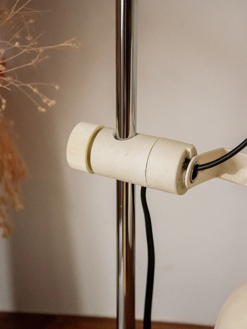 Julia, la grande lampe en métal laqué N°781