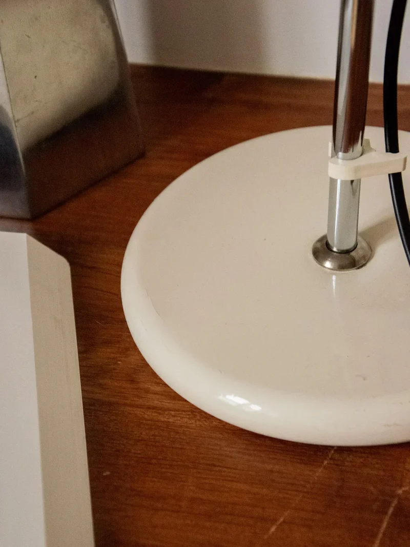 Julia, la grande lampe en métal laqué N°781