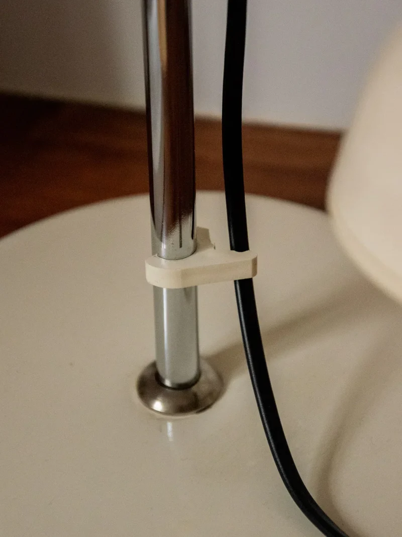 Julia, la grande lampe en métal laqué N°781