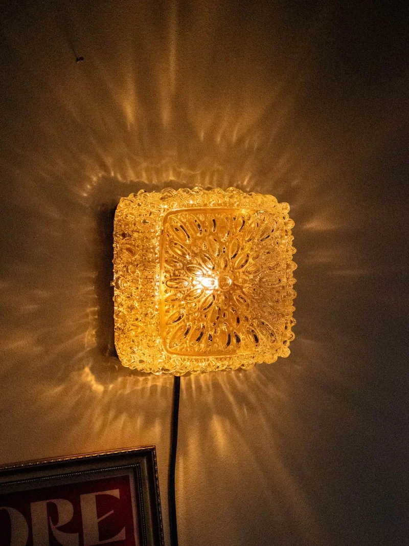 Suzette, l'applique murale carrée en verre N°179