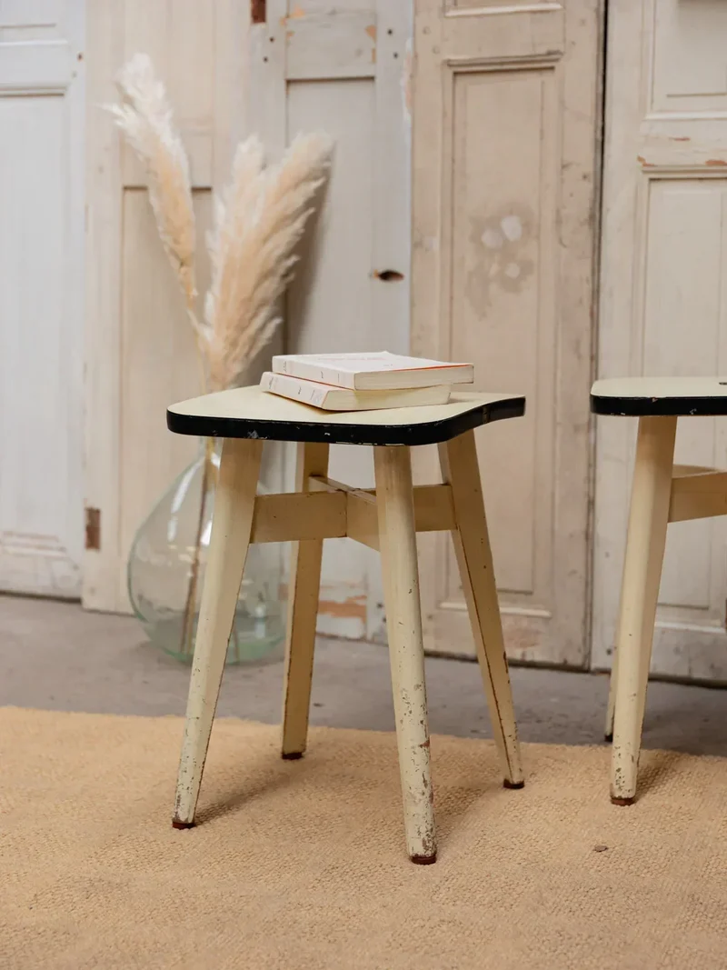 Regis, le tabouret Mado en bois et formica N°863