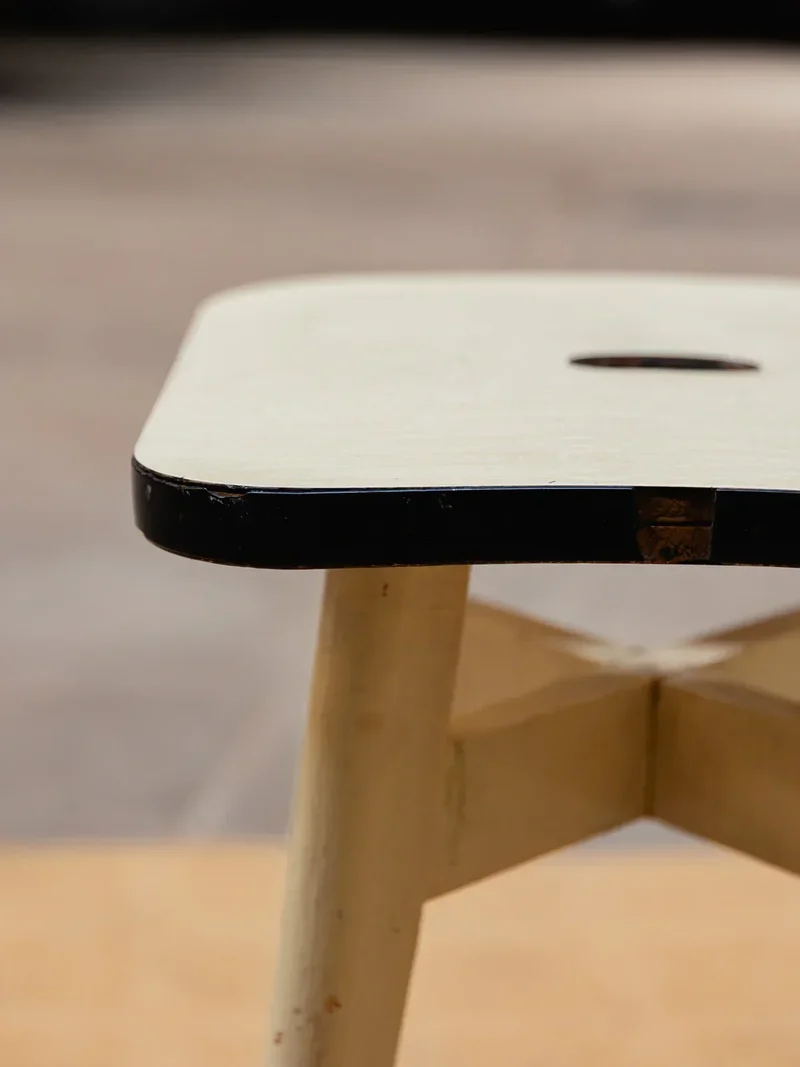 Regis, le tabouret Mado en bois et formica N°863