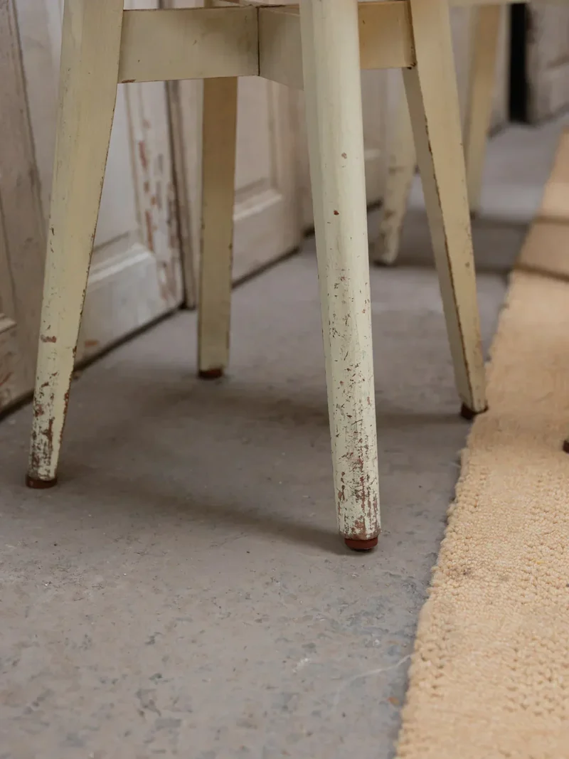 Regis, le tabouret Mado en bois et formica N°863