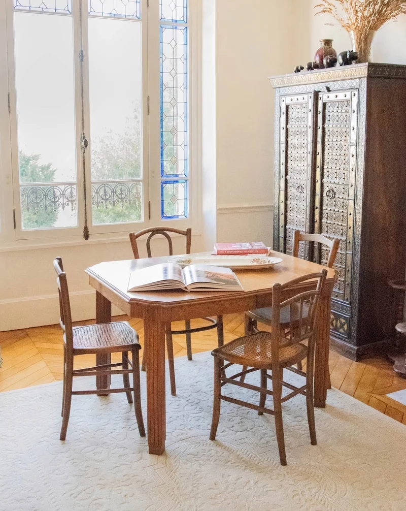 Romy, la table à manger sculptée en chêne N°646