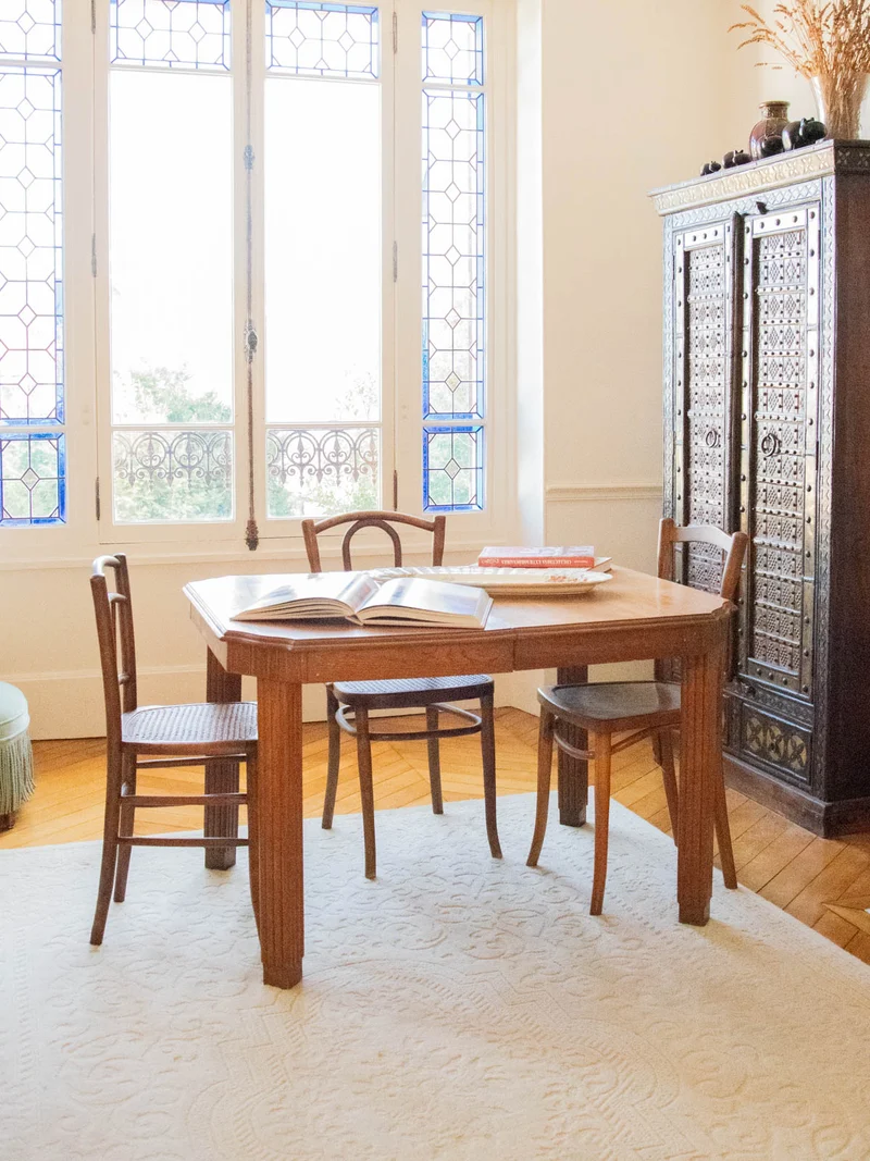 Romy, la table à manger sculptée en chêne N°646
