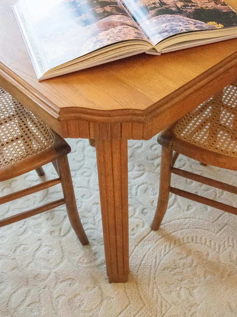 Romy, la table à manger sculptée en chêne N°646
