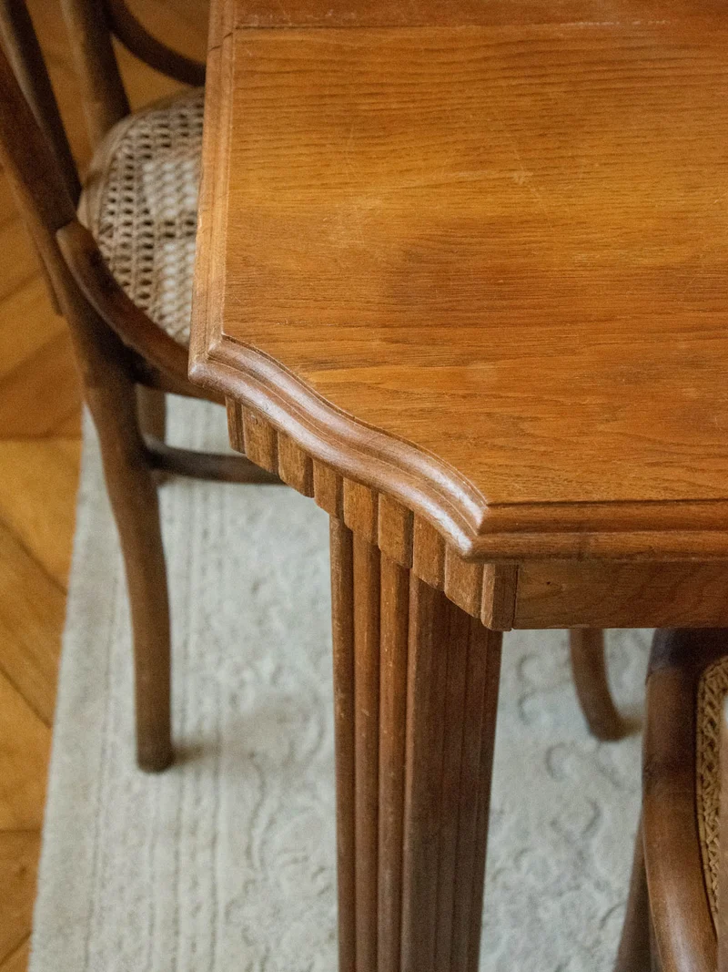 Romy, la table à manger sculptée en chêne N°646