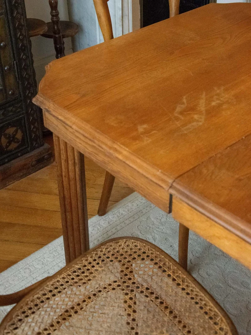 Romy, la table à manger sculptée en chêne N°646