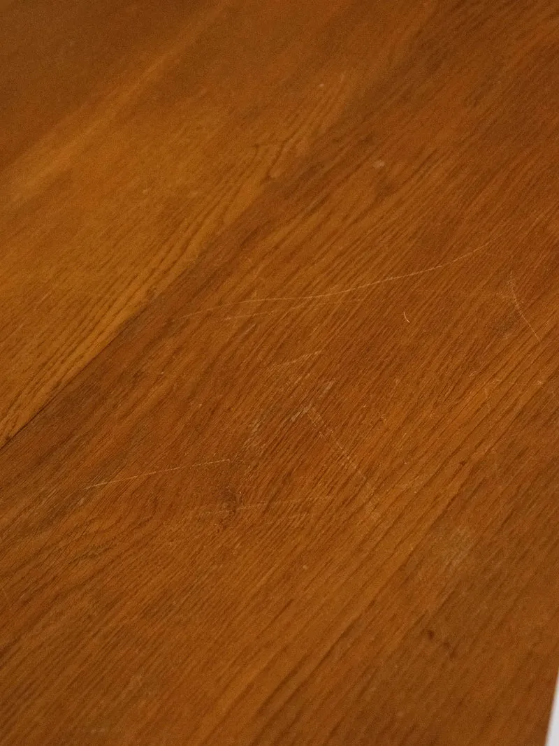 Romy, la table à manger sculptée en chêne N°646