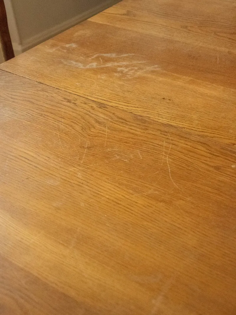 Romy, la table à manger sculptée en chêne N°646