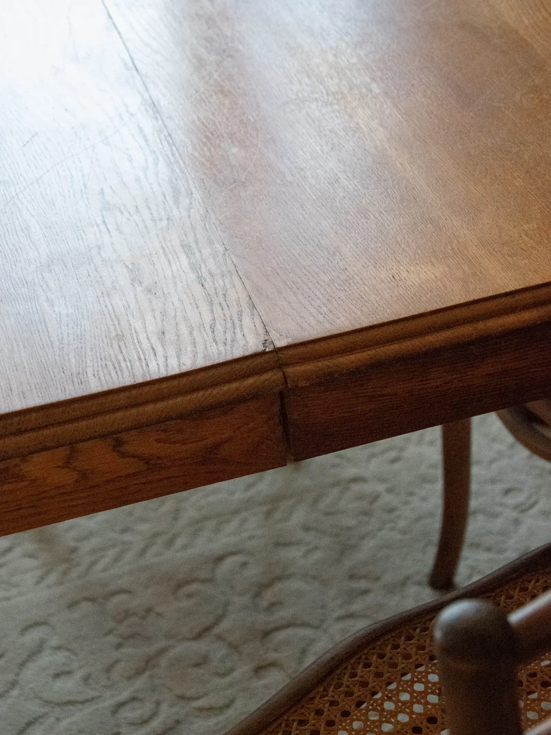 Romy, la table à manger sculptée en chêne N°646