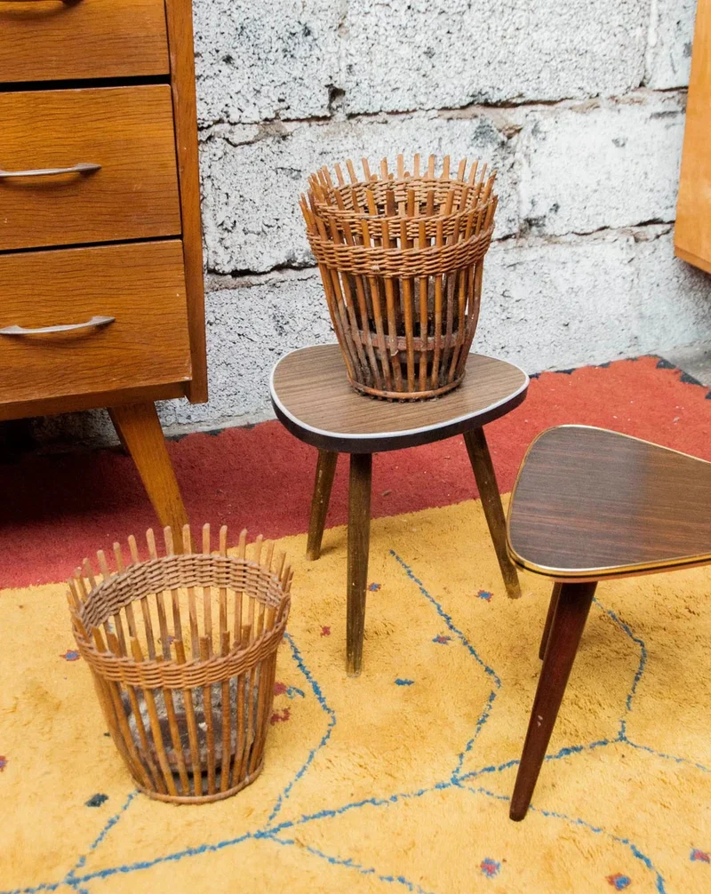 Hanna, la table d'appoint tripode en bois foncé N°1242